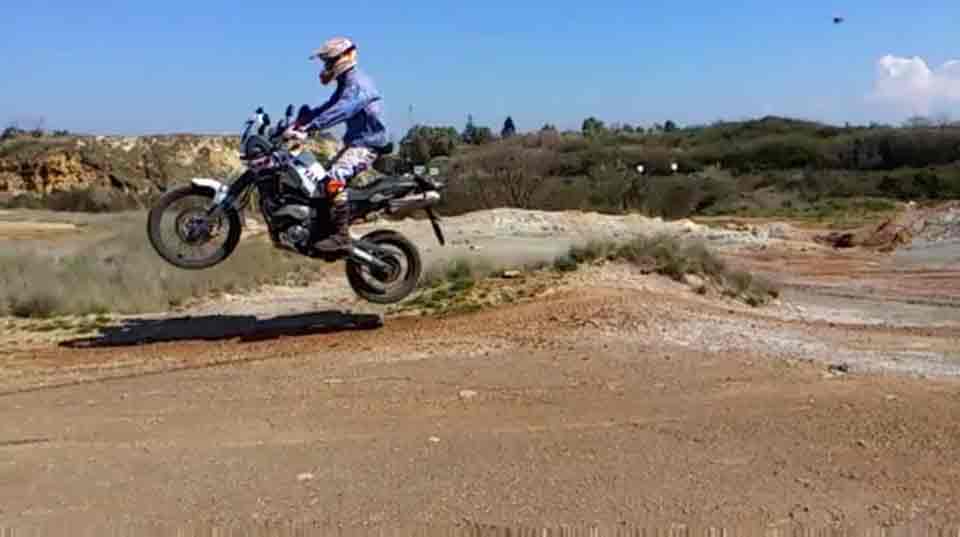 KTM 990 vs Tènèrè... più di 200 kg in atterraggio.
